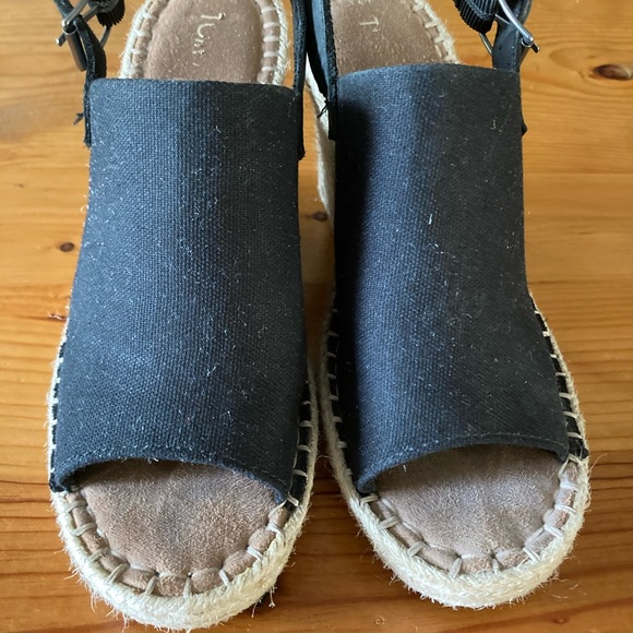 Toms women’s 7.5 espadrilles.  Excellent condition - Picture 2 of 6